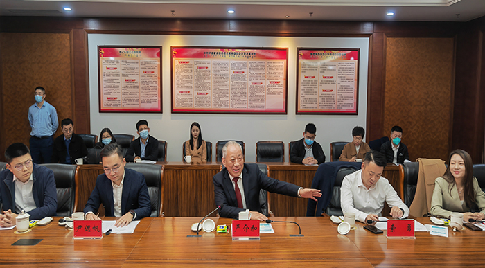 严介和理事长应邀同内蒙古鄂尔多斯市委常委、伊金霍洛旗委书记华瑞锋会谈（2）.jpg