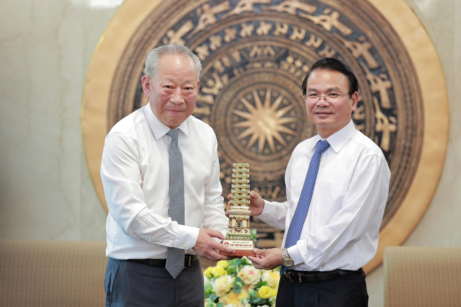 20250724严介和理事长与越共中央委员会委员，富寿省委书记邓春峰会谈3.jpg